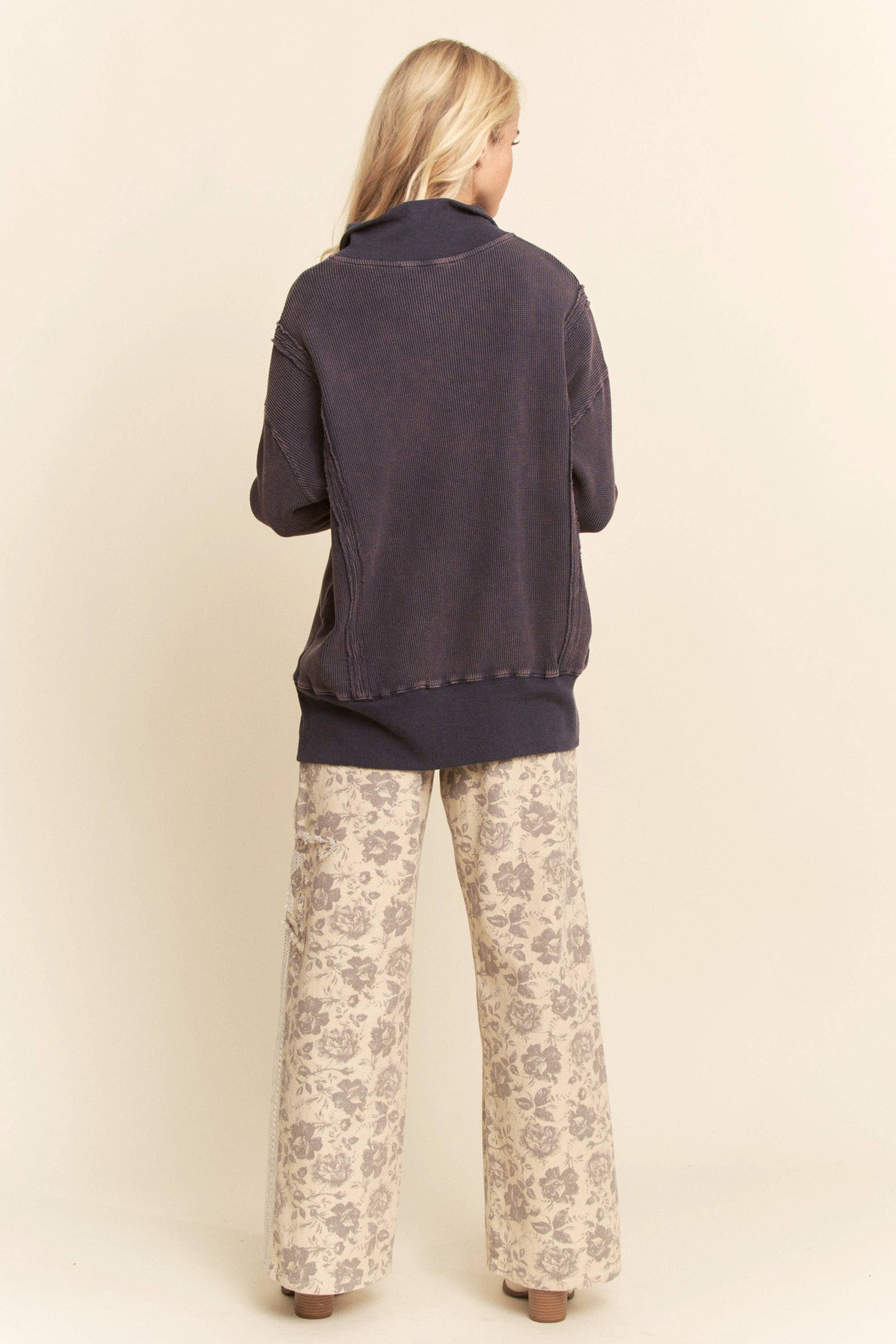 FLORAL STAR PATCH DETAIL WASHED PANTS